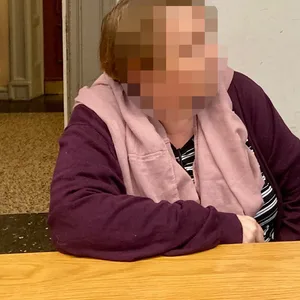 Die angeklagte Beamtin vor Gericht.