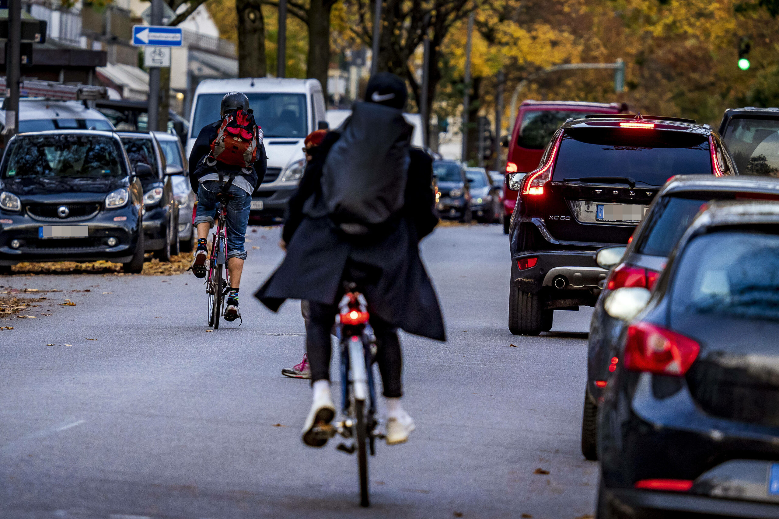 Auf Hamburgs Straßen sind laut der Umfrage der Verkehrsbehörde weniger Autos – dafür aber mehr Radfahrer unterwegs.
