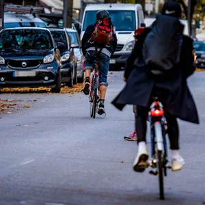 Auf Hamburgs Straßen sind laut der Umfrage der Verkehrsbehörde weniger Autos – dafür aber mehr Radfahrer unterwegs.