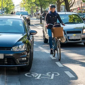 Falschparker auf Radwegen können gefährliche Situationen auslösen. (Symbolbild)