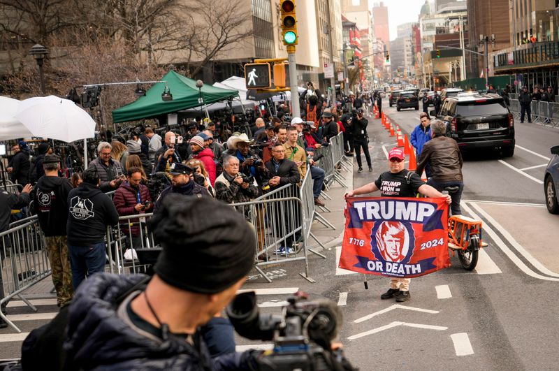 „Trump oder der Tod“: Ein Anhänger des Ex-Präsidenten steht mit einer Fahne am Strafgerichtshof in Manhattan.