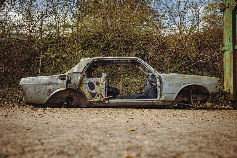 Die Reste eines einst wunderschönen Coupés der 123er Baureihe von Mercedes (1975-86)