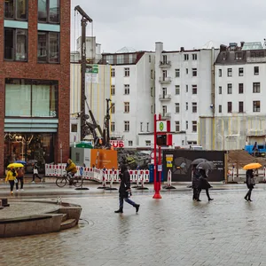 Wo 43 Jahre lang die Gänsemarkt-Passage stand, klafft jetzt eine große Lücke und die Rückfront der Häuser der Colonnaden ist sichtbar.