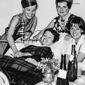 Die Polio-kranke Bianca im Kreise ihrer Freundinnen