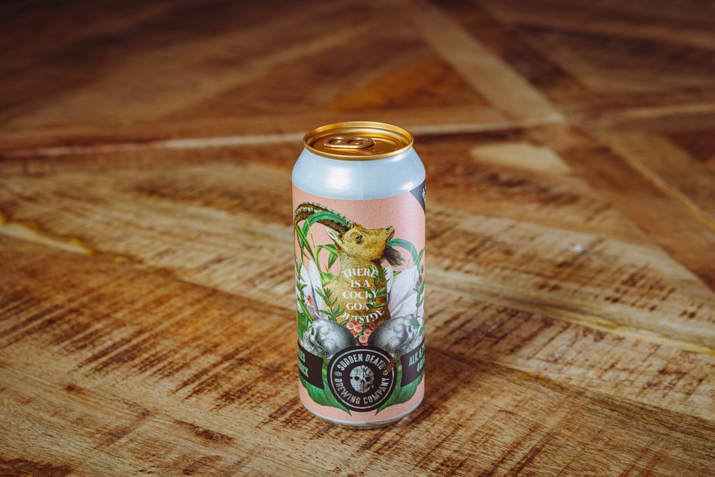 Ein heller Maibock aus der Dose mit kuriosem Namen: „There Is A Cocky Goat Outside“