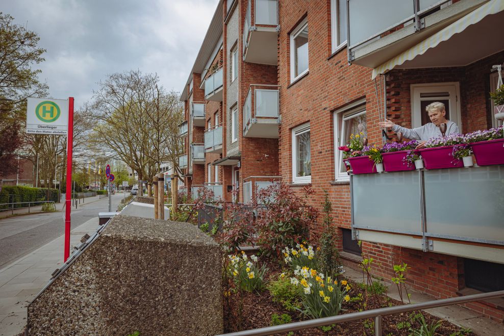 Jutta Strohmeyer (79) ist sauer. Vor dem Balkon der Rentnerin im Öjendorfer Weg in Billstedt entsteht ein Busbahnhof