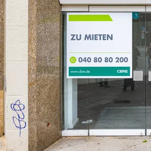 „Zu mieten“: Immer wieder springen einem in der City solche Schilder entgegen. Die Corona- und Energiekrise haben ein Ladenschließungs-Domino in Gang gesetzt.