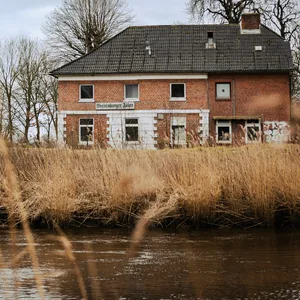 Das idyllische Bild trügt — das 207 Jahre alte Gasthaus an der Stör ist dem Verfall preisgegeben.