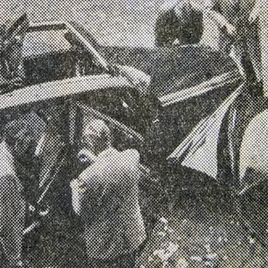 Kripoleute untersuchen nach dem Sprengstoffanschlag am Loogestieg den Mercedes des Waffenhändlers.