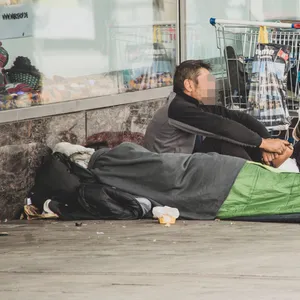 Gegen sie geht die Polizei zurzeit verstärkt vor – obdachlose Menschen in der Mönckebergstraße. (Archivbild)