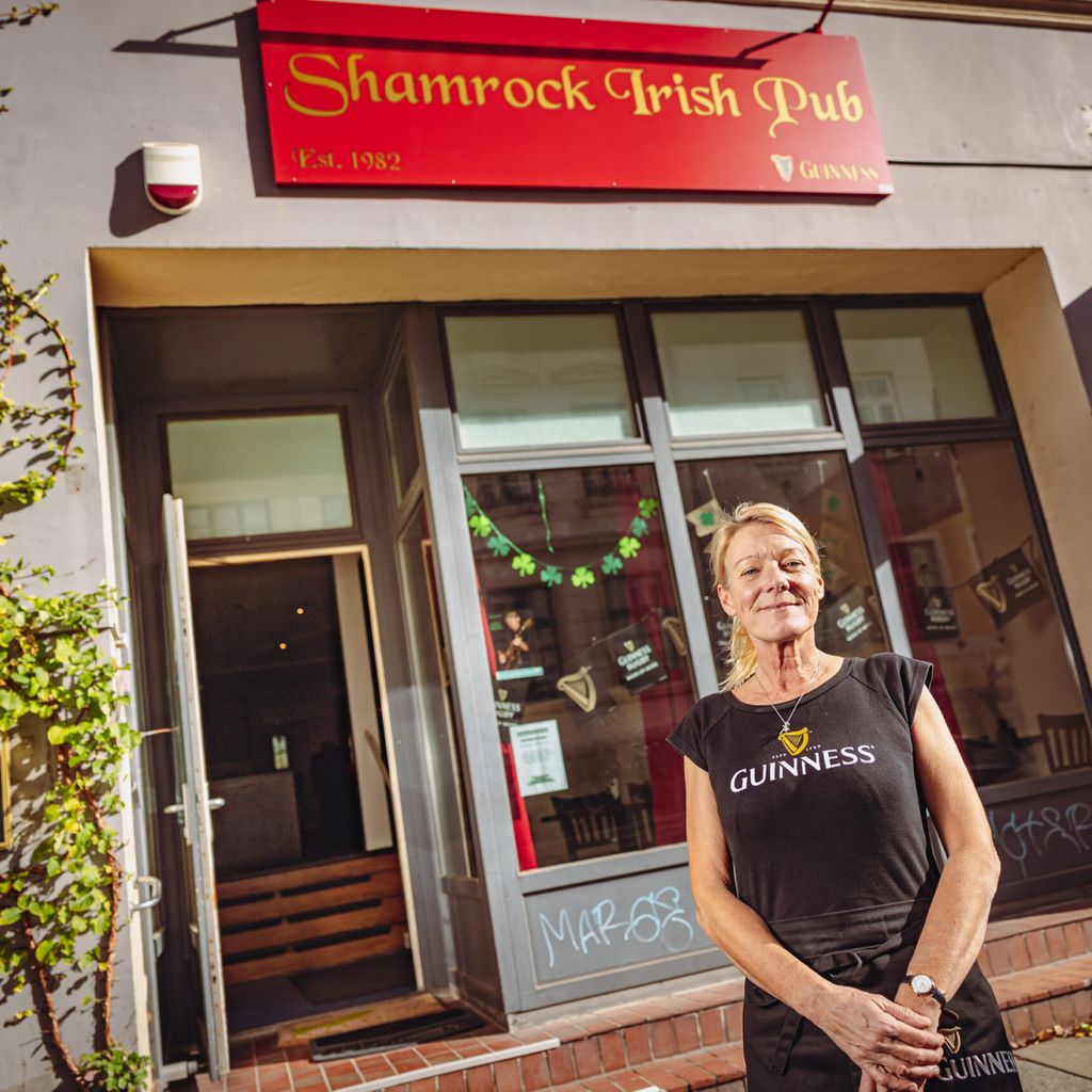 Das Irish Pub Shamrock ist wieder da - in der Glashüttenstraße.  Inhaberin Lindsay Bennet 