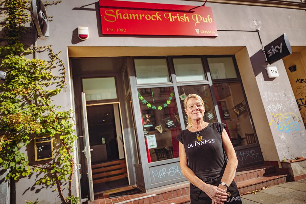 Das Irish Pub Shamrock ist wieder da - in der Glashüttenstraße.  Inhaberin Lindsay Bennet 