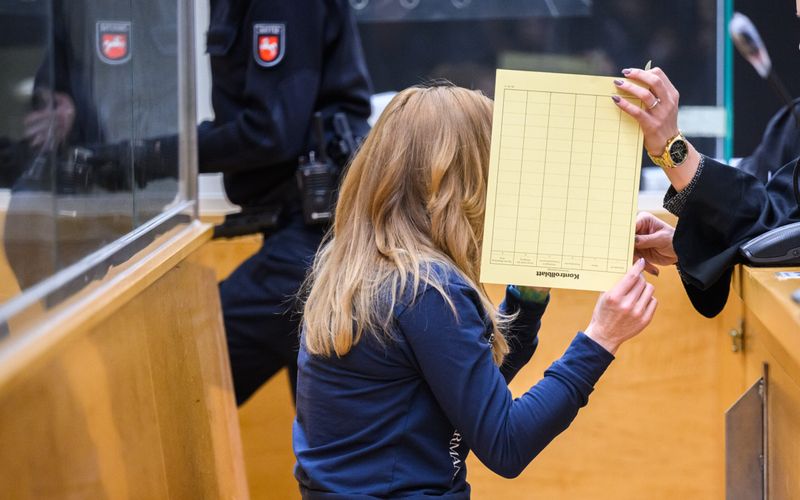 Die angeklagte 40-Jährige mit verdecktem Gesicht im Landgericht Hannover.