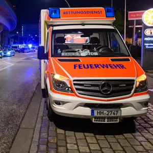 Ein Rettungswagen der Feuerwehr Hamburg im Einsatz (Archivbild).