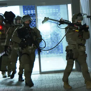 Das SEK bei einem Einsatz in der Nacht zu Mittwoch.
