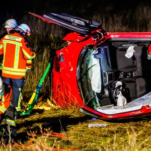 Die Frau musste aus ihrem Wagen geschnitten werden. Sie kam ins Krankenhaus.