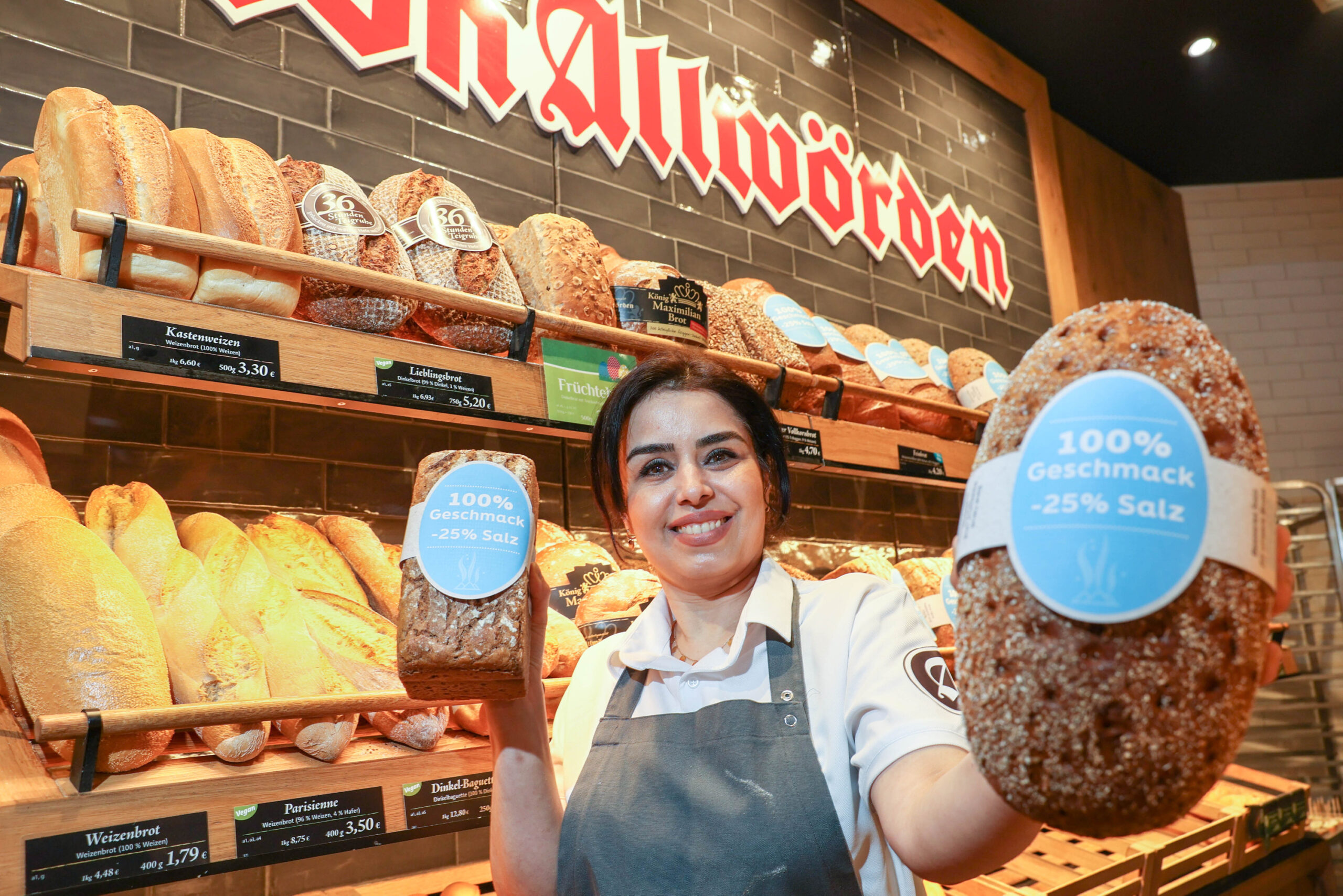 Hamideh Talaie (40) ist Mitarbeiterin bei der Filiale von „von Allwörden“ im Gaswerk in Bahrenfeld und präsentiert die neuen salzreduzierten Brotsorten.
