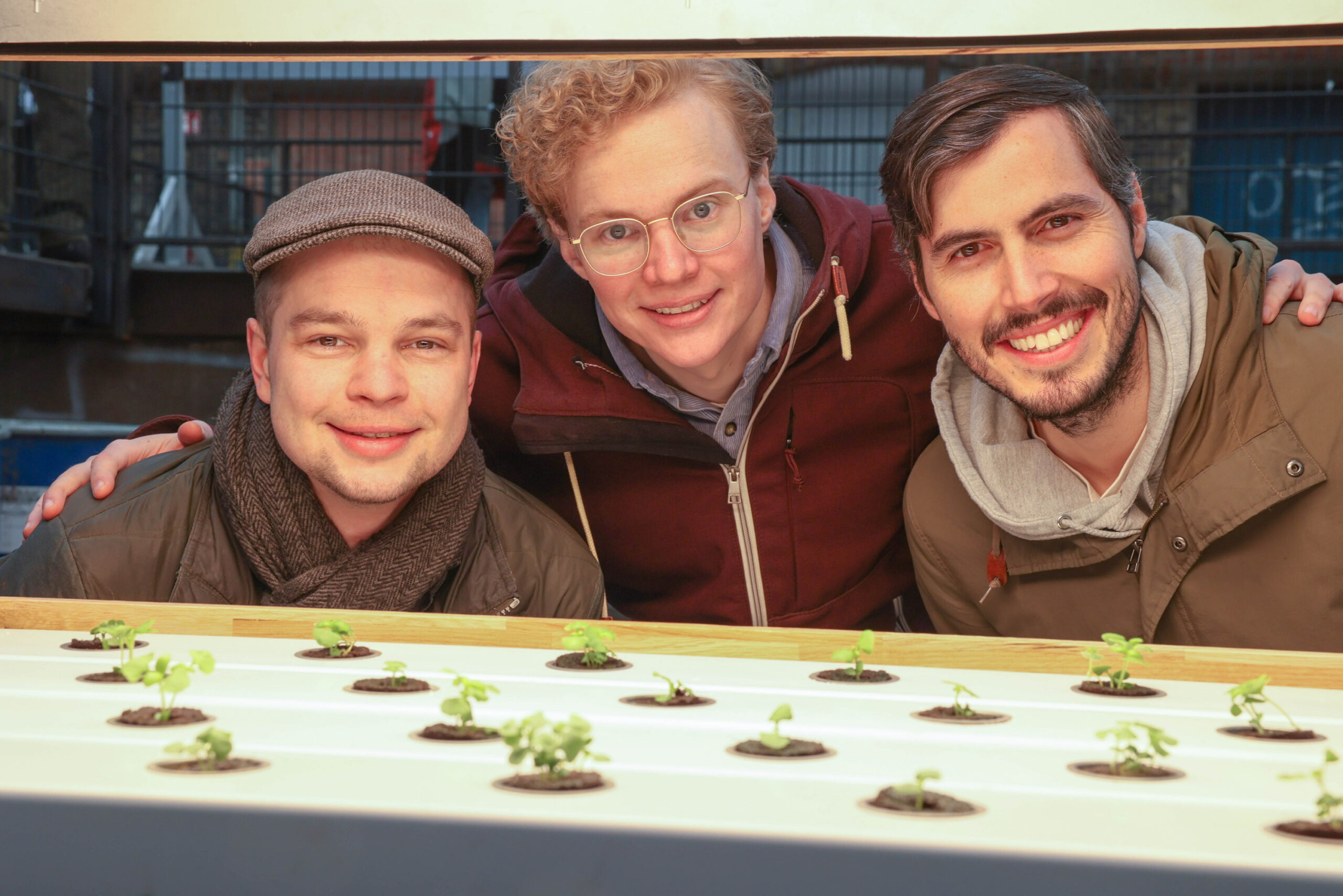 Felix Witte, Ben Märten und Pablo Reimers (v.l.) von „simplePlant“ haben am Dienstag das neue Vertical-Farming-System vorgestellt.