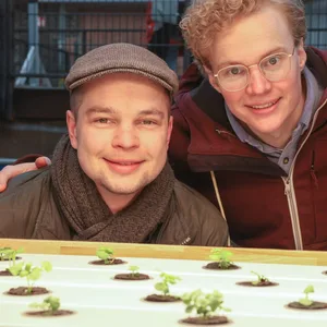Felix Witte, Ben Märten und Pablo Reimers (v.l.) von „simplePlant“ haben am Dienstag das neue Vertical-Farming-System vorgestellt.