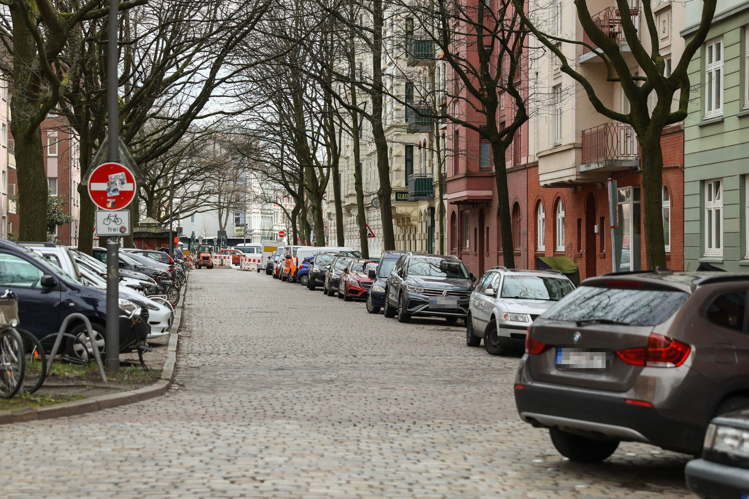 Gerichtstraße mit Kopfsteinpflaster