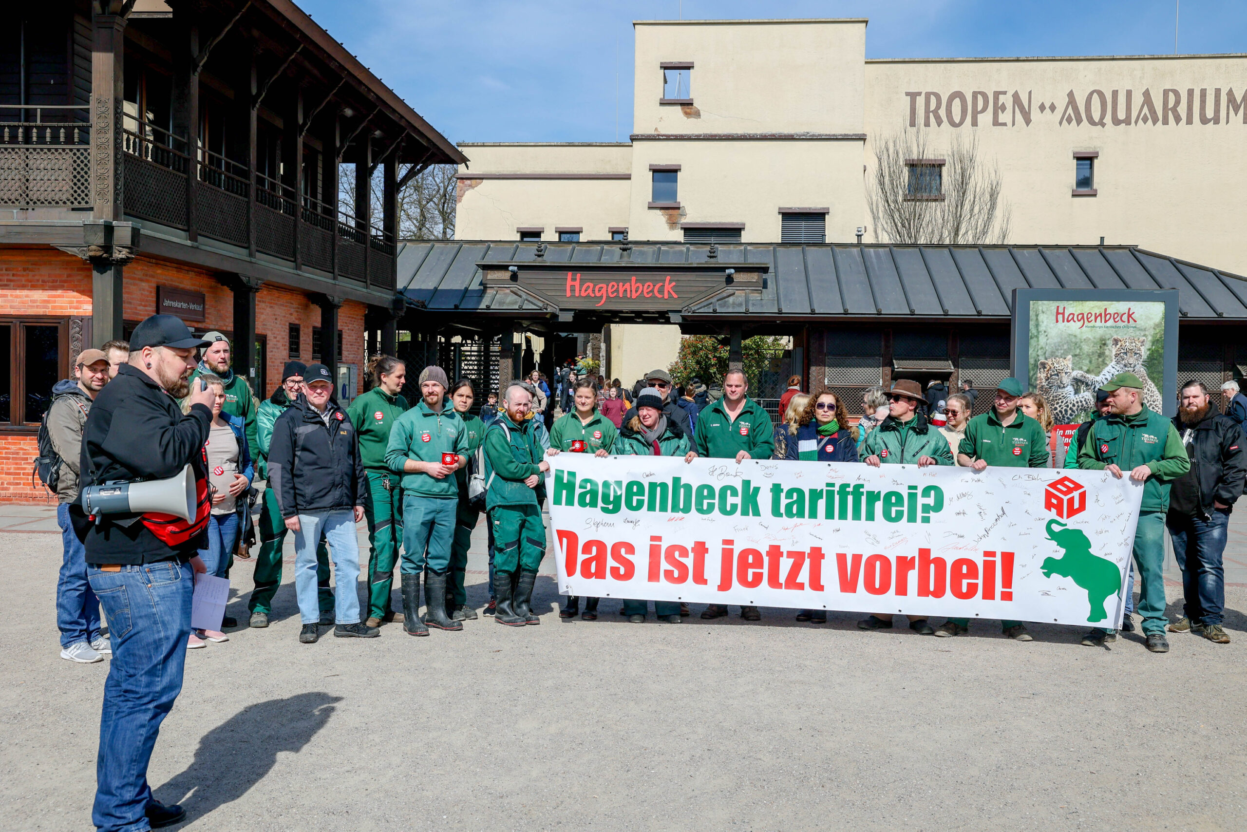 Hagenbeck-Mitarbeiter demonstrieren vor dem Zoogelände für einen Tarifvertrag.
