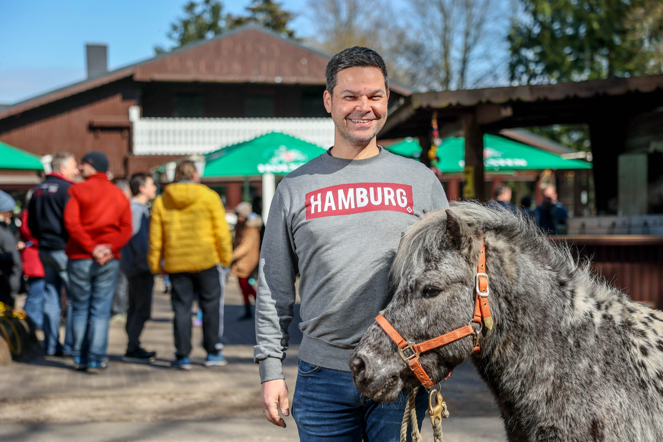 Milan Lukač (49) ist neuer Pächter in der „Ponyhof Waldschänke“. Hier ist er zusammen mit Pony Strietzel vom benachbarten Ponyhof zu sehen.