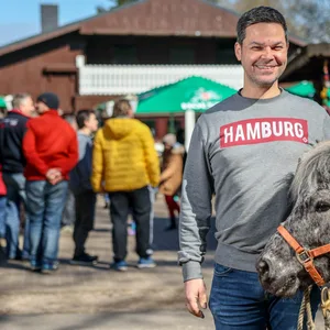 Milan Lukač (49) ist neuer Pächter in der „Ponyhof Waldschänke“. Hier ist er zusammen mit Pony Strietzel vom benachbarten Ponyhof zu sehen.