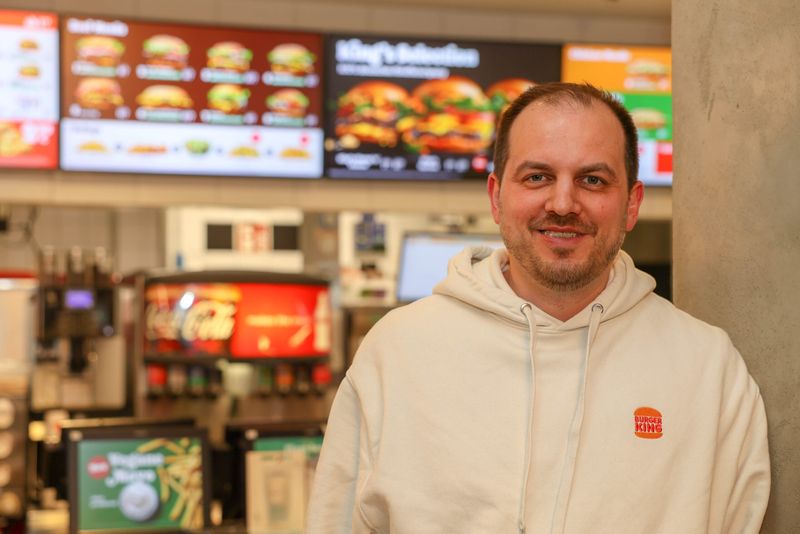 Tim Lenke, „Burger King-Innovation Manager“, in einer Filiale in Mundsburg. 