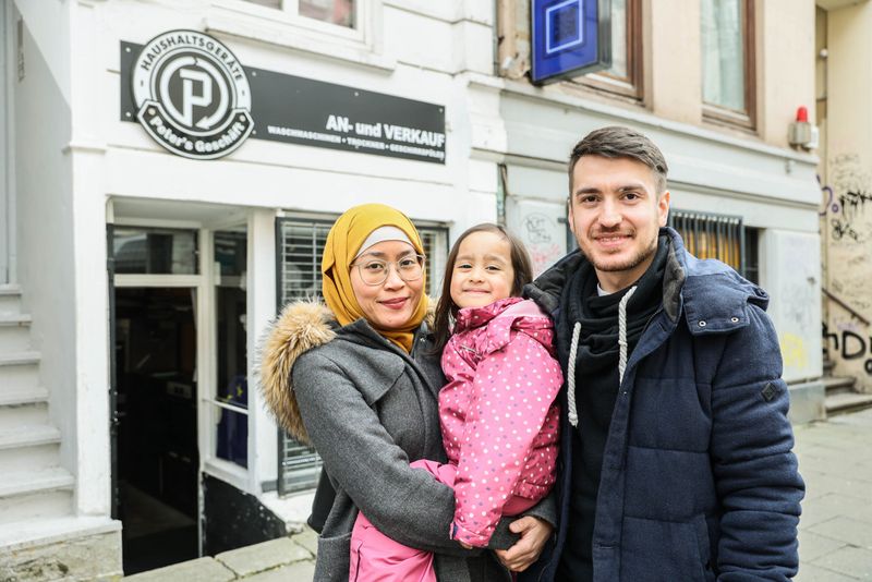 Petar Hadzhiyskis Sohn Petko-Petrov Hadzhiyski mit Wulan Diah Puspitowati und Tochter Aileen-Medina Petkova Hadzhiyska.