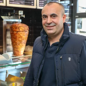 Ömür Düvev (46) von „Soul Kebab“ musste seine Dönerpreise in diesem Jahr auf sieben Euro anheben.