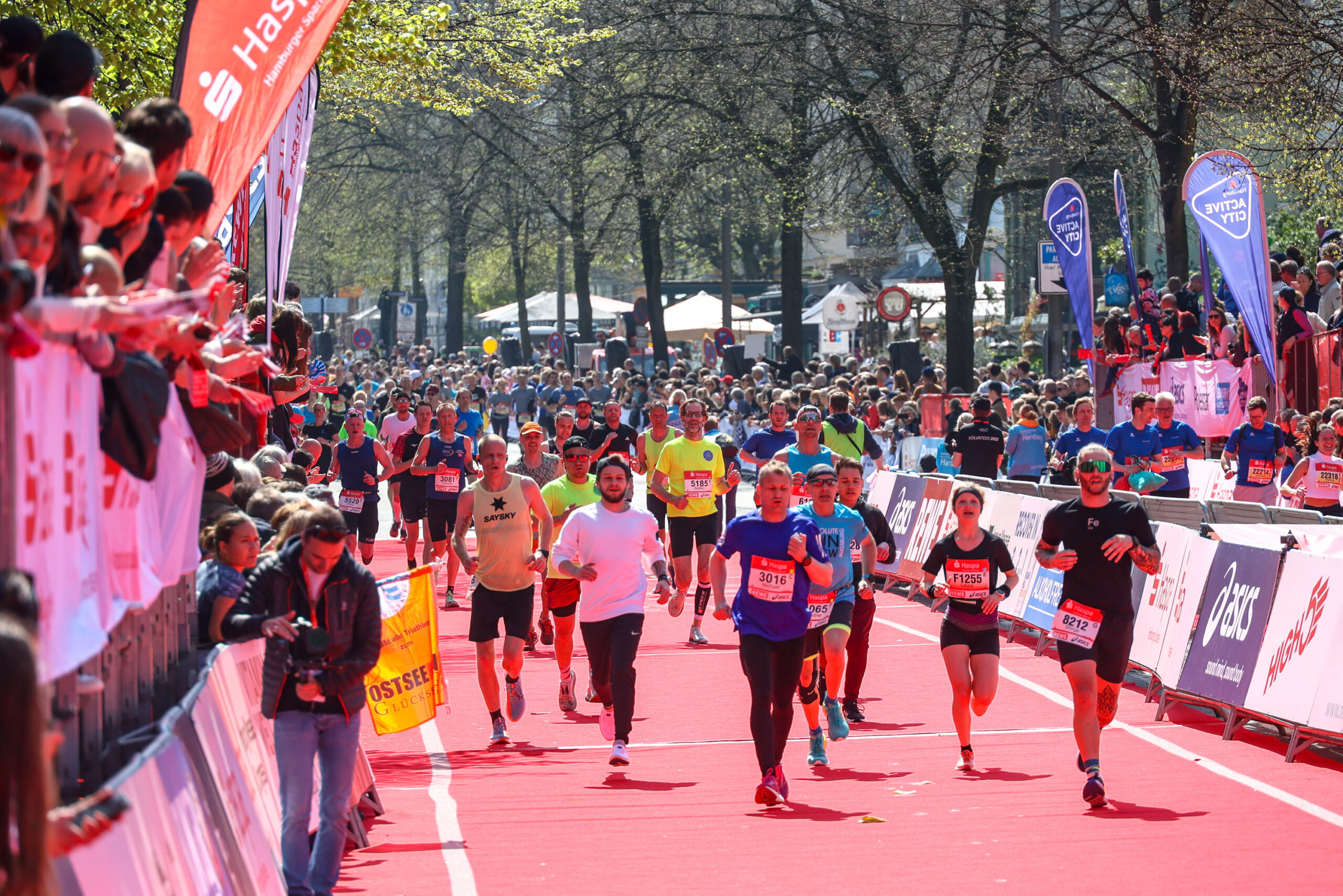 Gute Stimmung beim Hamburg Marathon: Das Publikum feiert die Läufer, die ins Ziel kommen.