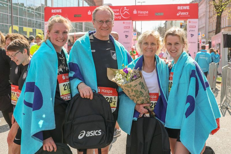 Unter den Letzten, aber glücklich: Das Staffel-Team mit Fenna van Dreumel (24, v.l.), Stefan (59) und Annette Klune (57) und Tochter Ann-Kathrin Klune (24).