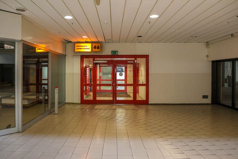 Im Einkaufszentrum gibt es einen Aufgang zu den Wohnungen, die sich darüber befinden.