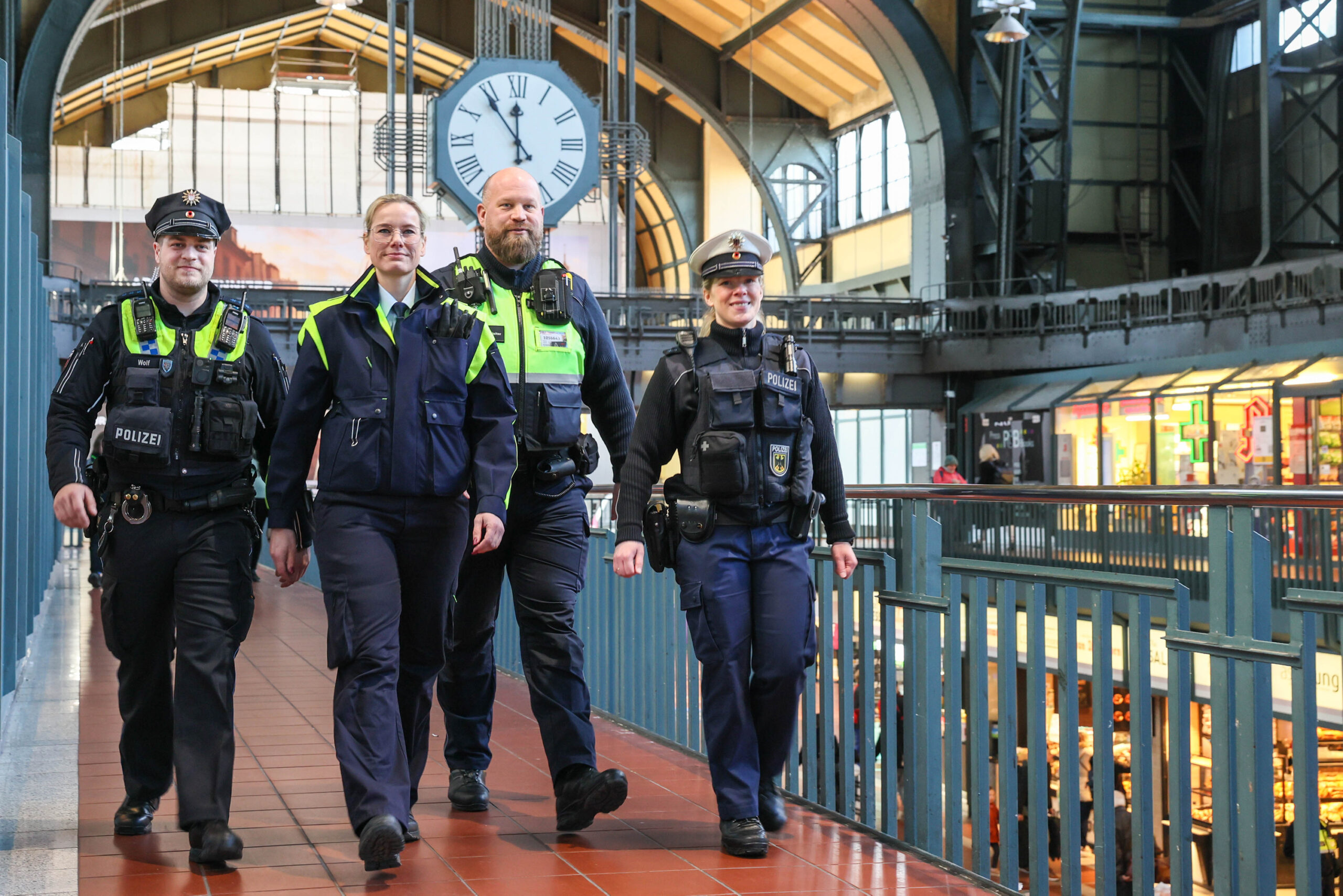 Bundes- und Landespolizei patrouillieren in Zukunft gemeinsam mit Einsatzkräften von DB Sicherheit und der Hamburger Hochbahn.