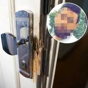 Die aufgebrochene Tür der Wohnung von Anas K.
