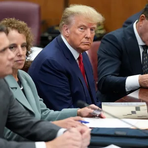 Donald Trump sitzt im Gerichtssaal umgeben von seinen Anwälten.