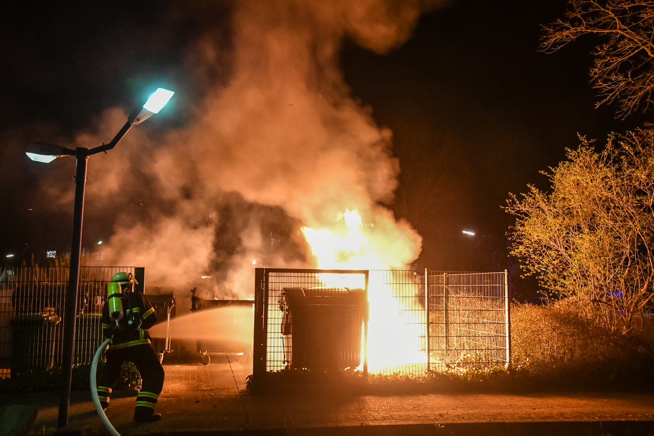 Die Feuerwehr löschte mehrere in Brand geratene Müllcontainer.