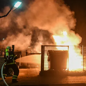 Die Feuerwehr löschte mehrere in Brand geratene Müllcontainer.