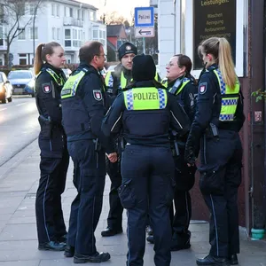 Polizeikräfte am Tatort in Bergedorf.