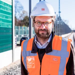 Verkehrssenator Anjes Tjarks an der S4-Baustelle