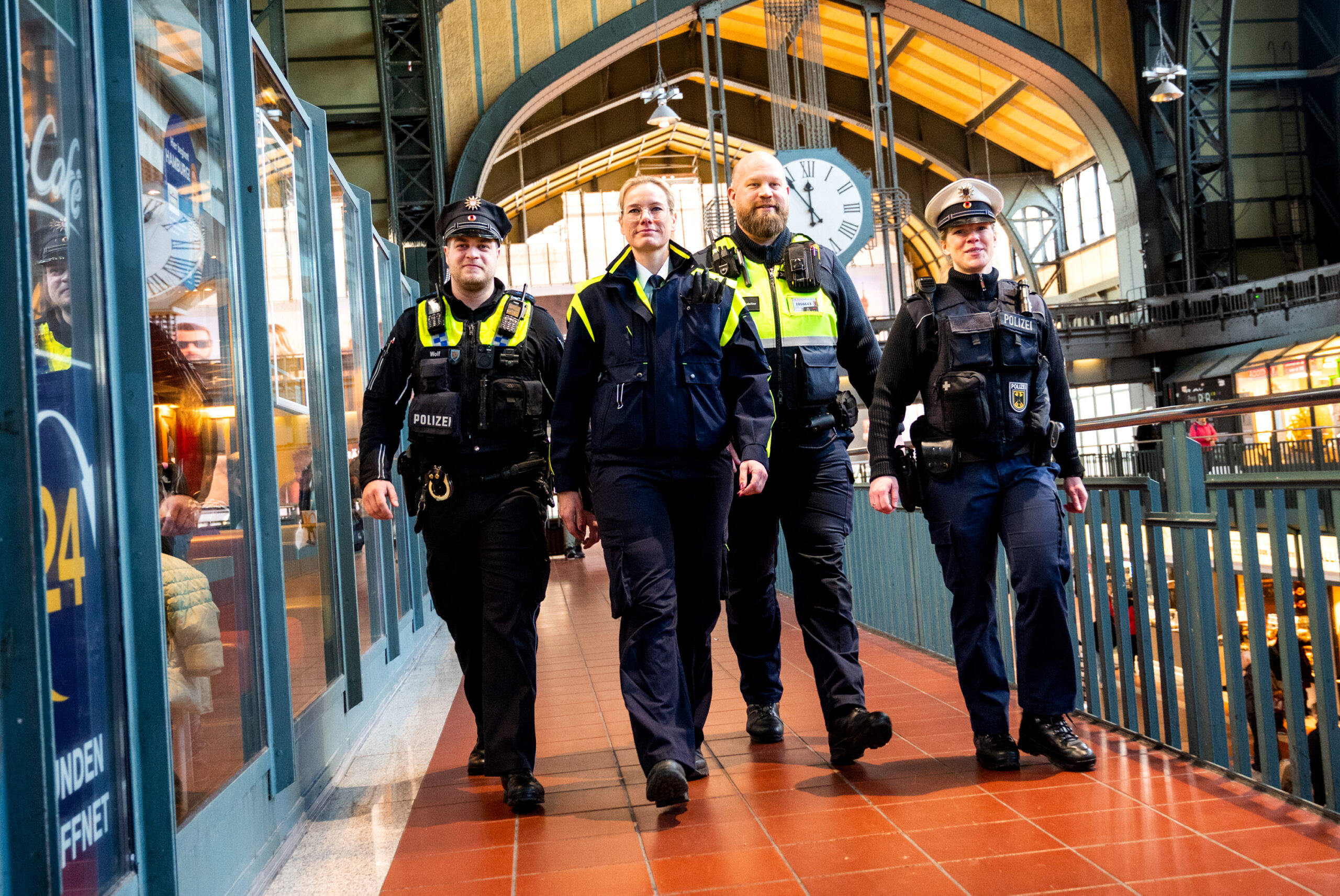 Beamte von Bundes- und Landespolizei arbeiten am Hamburger Hauptbahnhof mit Einsatzkräften der DB Sicherheit und der Hochbahnwache zusammen.