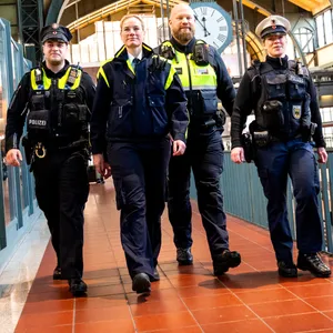 Beamte von Bundes- und Landespolizei arbeiten am Hamburger Hauptbahnhof mit Einsatzkräften der DB Sicherheit und der Hochbahnwache zusammen.