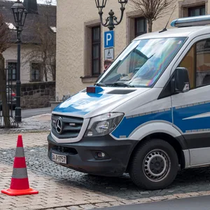 Polizeiwagen vor Heim