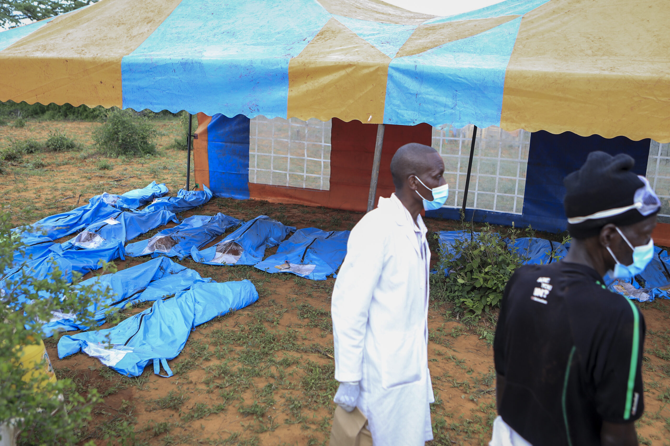Leichensäcke liegen vor einem Zelt in Kenia. Dort wurden die Opfer einer Sekte exhumiert