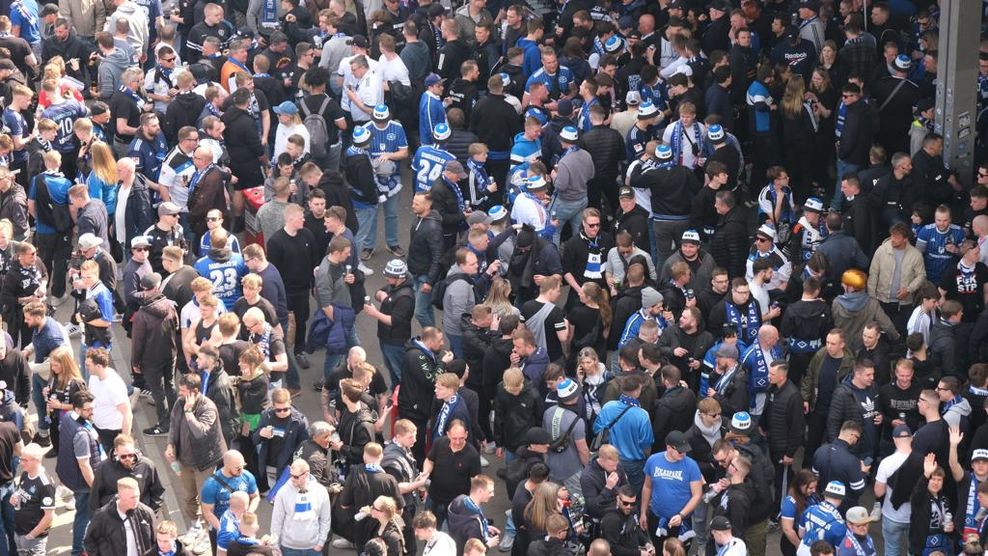 HSV-Fans vor dem Bahnhof Stellingen