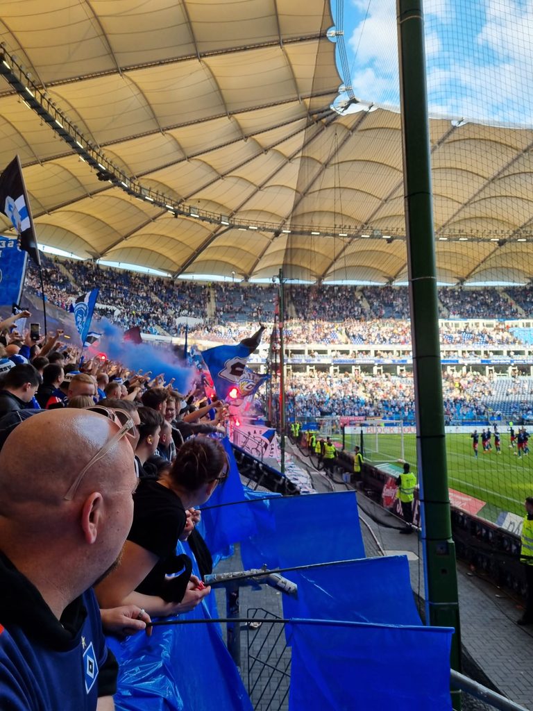 Pyrotechnik in der Nordtribüne