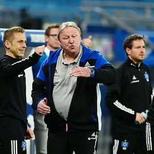 Horst Hrubesch verhalf Moritz-Broni Kwarteng zu seinen ersten Einsätzen beim HSV, hier im Mai 2021 beim 5:2 gegen Nürnberg.