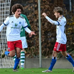 HSV-Talent Jonah Fabisch jubelt über sein Tor