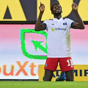 Bakery Jatta zeigt gen Himmel