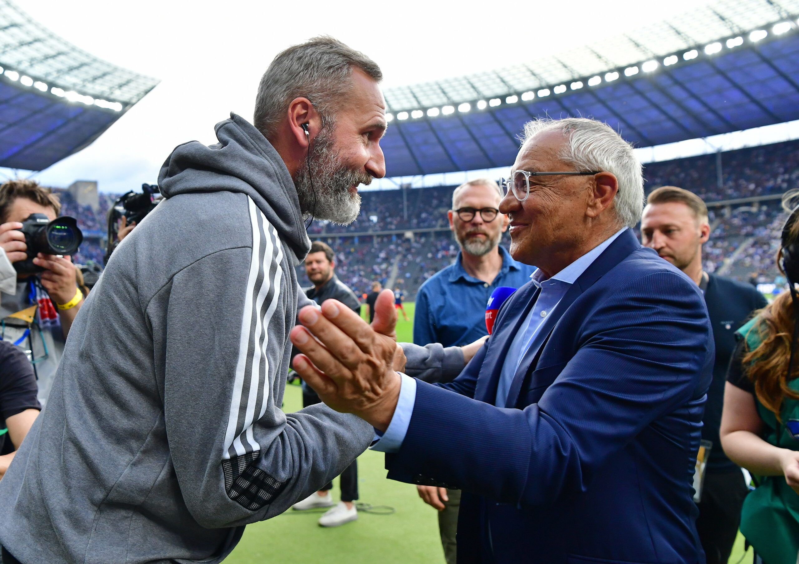 HSV-Trainer Tim Walter gibt Felix Magath die Hand